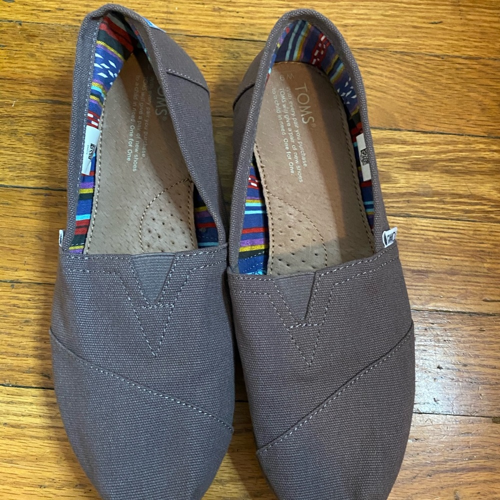 Like new charcoal grey Toms